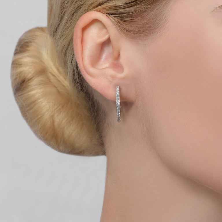 Rivière Brillant Creolen aus 18 Kt Weißgold mit Diamanten, am Ohr getragen