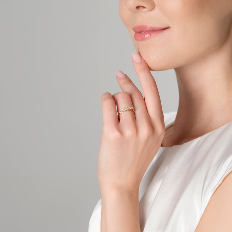 Fancy Ring aus 18 Kt Gelbgold mit Diamanten, an einer Hand getragen