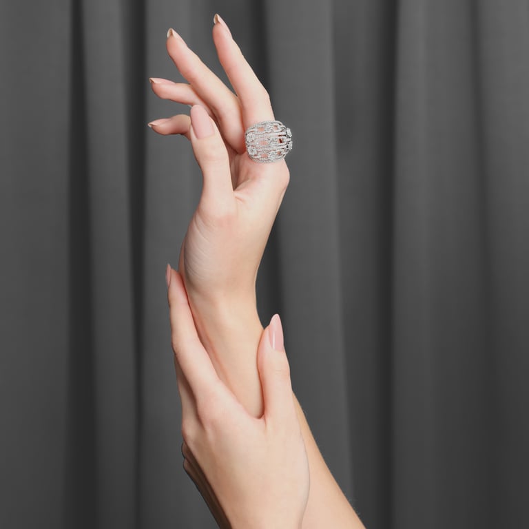Secrets Special Ring aus 18 Kt Weißgold mit Diamanten, an einer Hand getragen
