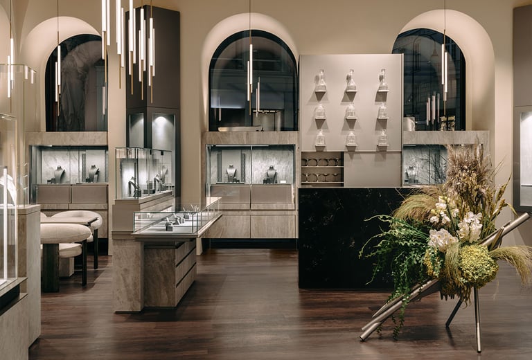 Innenraum der Wagner Boutique Graben mit Schmuckvitrinen und schwarzem Marmorelement.