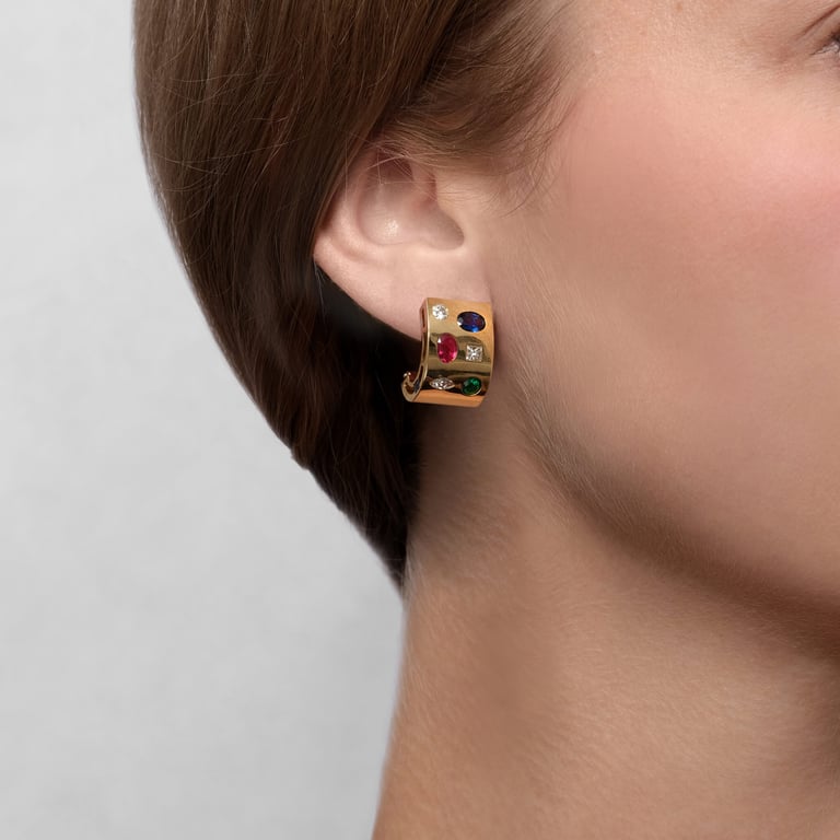 Le Grale Large Ohrschmuck aus 18 Kt Gelbgold mit Diamanten, Rubin, Saphir und Smaragd, am Ohr getragen