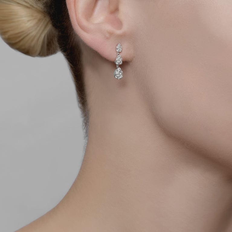 Cala Ohrschmuck aus 18 Kt Weißgold mit Diamanten, am Ohr getragen