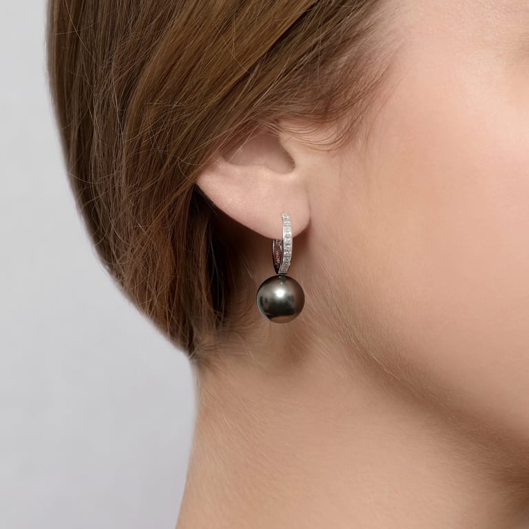 Pearls & More Creolen aus 18 Kt Weißgold mit Perle und Diamanten, am Ohr getragen