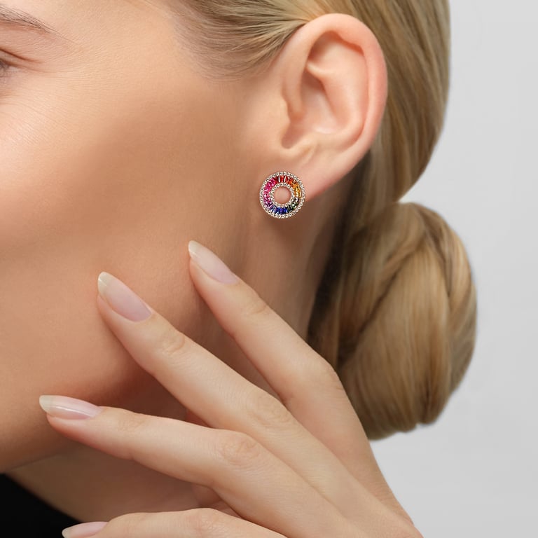 Rivière Rainbow Ohrschmuck aus 18 Kt Roségold mit Diamanten und Saphir, am Ohr getragen