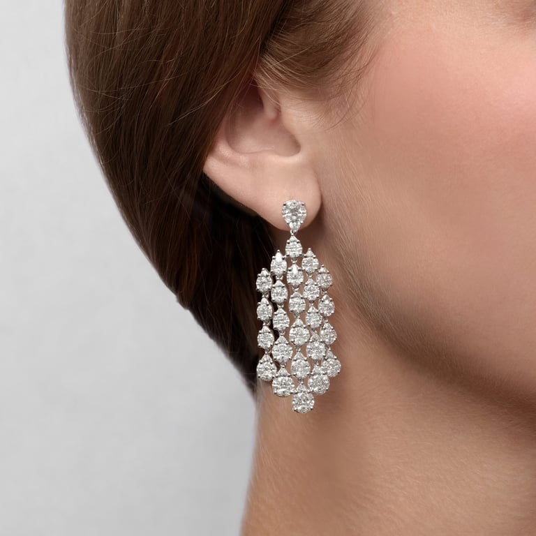 Secrets Special Ohrschmuck aus 18 Kt Weißgold mit Diamanten, am Ohr getragen