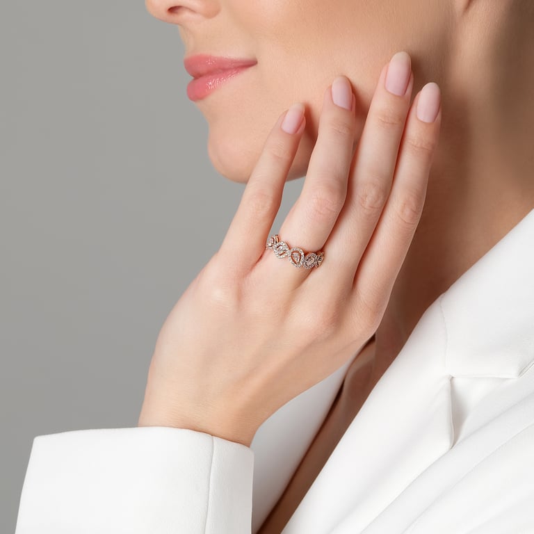 Aura Drop Ring aus 18 Kt Roségold mit Diamanten, an einer Hand getragen