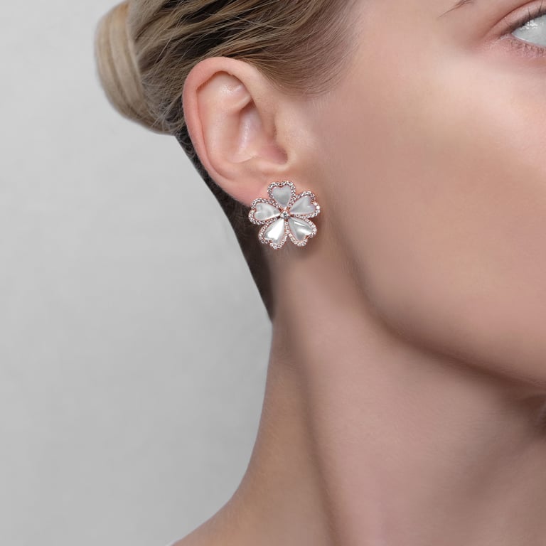 Flora Diamond Large Ohrclips aus 18 Kt Roségold mit Diamanten und Perlmutt, am Ohr getragen