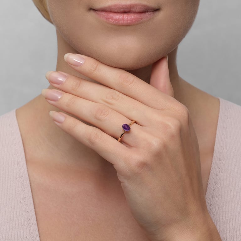 Balou & More Oval Ring aus 18 Kt Roségold mit Amethyst, an einer Hand getragen