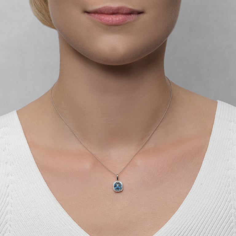 Balou Cushion Anhänger mit Kette aus 18 Kt Weißgold mit Diamanten und Topas, am Hals getragen