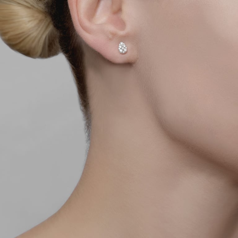 Cala Ohrschmuck aus 18 Kt Weißgold mit Diamanten, am Ohr getragen