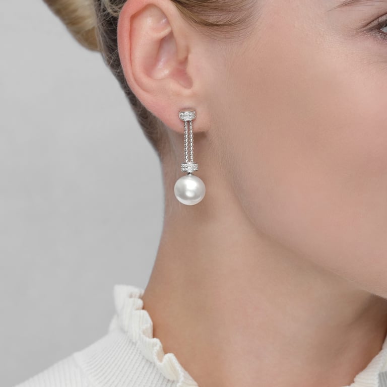 Liane Ohrgehänge aus 18 Kt Weißgold mit Perle und Diamanten, am Ohr getragen
