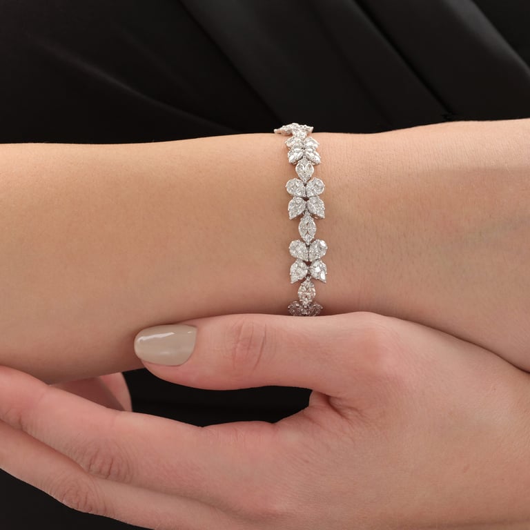 Secrets Glory Armschmuck aus 18 Kt Weißgold mit Diamanten, am Handgelenk getragen