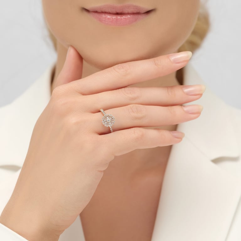 Bloom X-Small Ring aus 18 Kt Roségold mit Diamanten, an einer Hand getragen