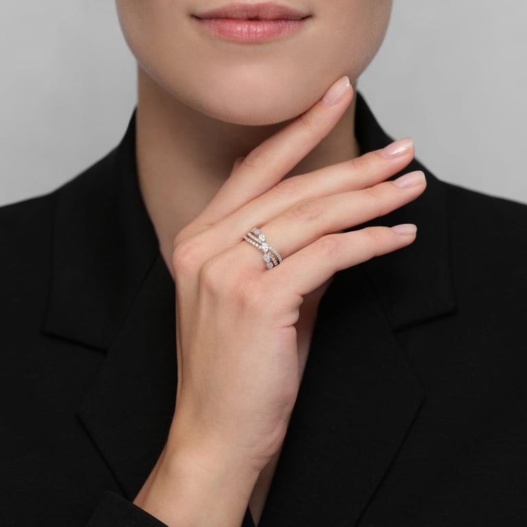 Looping Special Ring aus 18 Kt Weißgold mit Diamanten, an einer Hand getragen