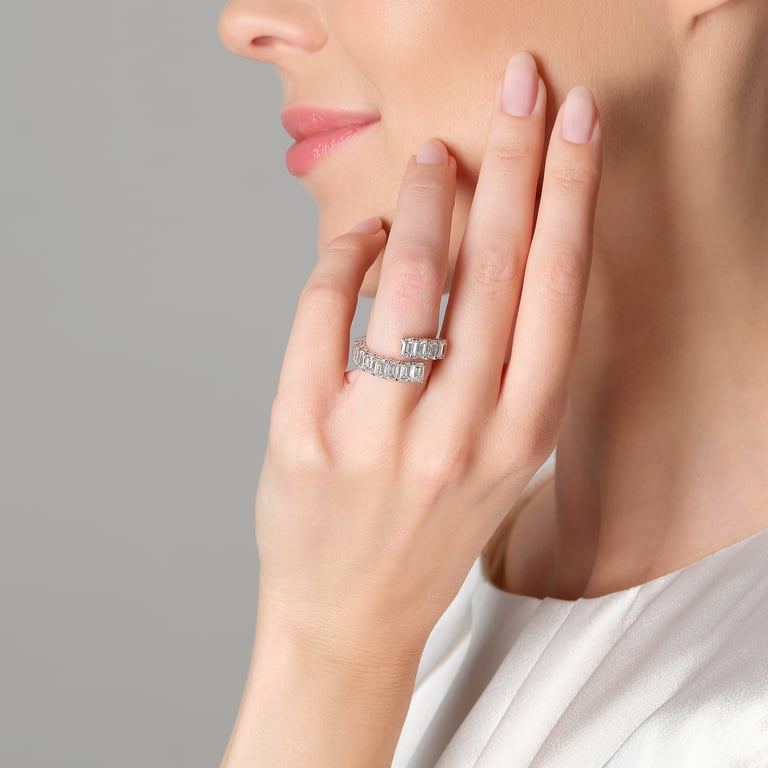 Rivière Emerald Ring aus 18 Kt Weißgold mit Diamanten, an einer Hand getragen