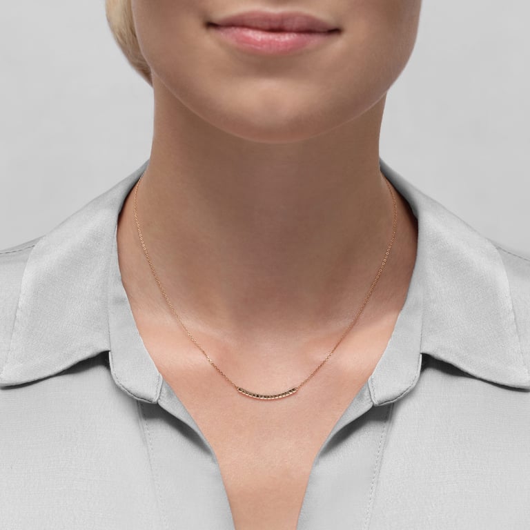 Rivière-Flow Collier aus 18 Kt Roségold, am Hals getragen