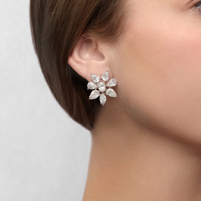 Masterpiece Ohrschmuck aus 18 Kt Weißgold mit Diamanten, am Ohr getragen