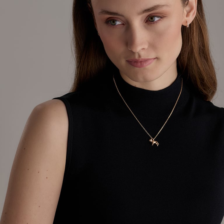 Walk my Love Halsschmuck aus 18 Kt Roségold mit Diamanten, am Hals getragen