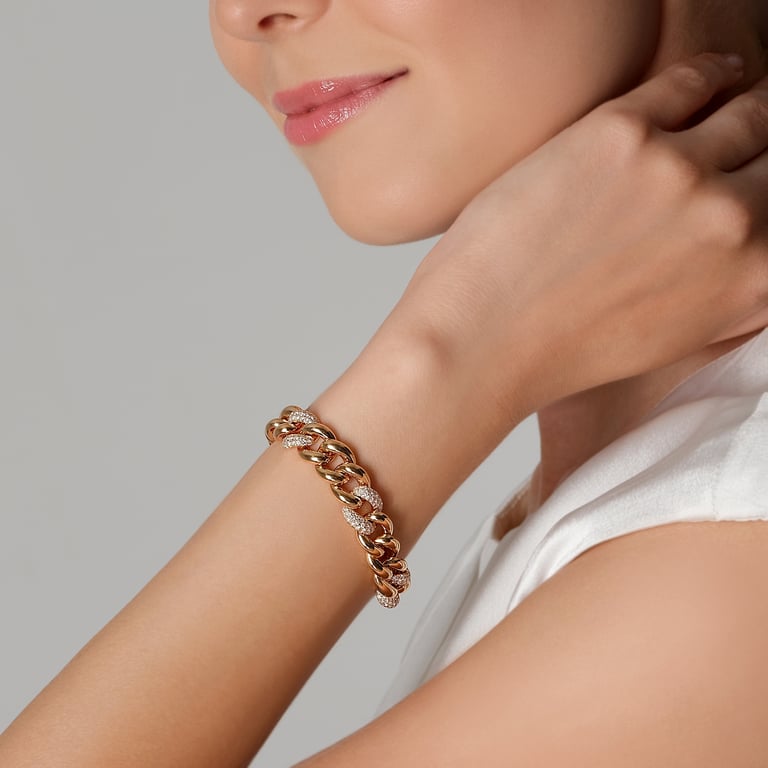 Starlight Special Armband aus 18 Kt Roségold mit Diamanten, am Handgelenk getragen