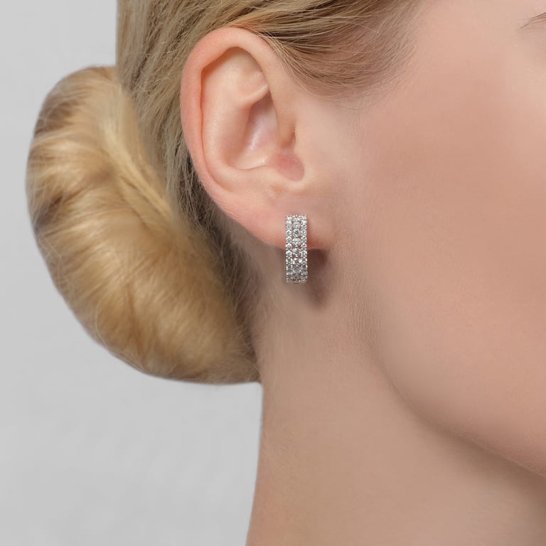 Rivière & More Special Ohrschmuck aus 18 Kt Weißgold mit Diamanten, am Ohr getragen