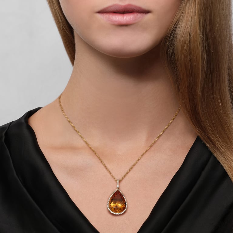 Living Stones Diamond Large Anhänger mit Kette aus 18 Kt Gelbgold mit Diamanten und Citrin, am Hals getragen