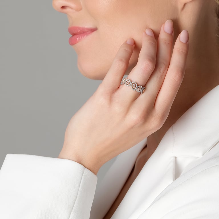 Aura Drop Ring aus 18 Kt Weiß- und Roségold mit Diamanten, an einer Hand getragen