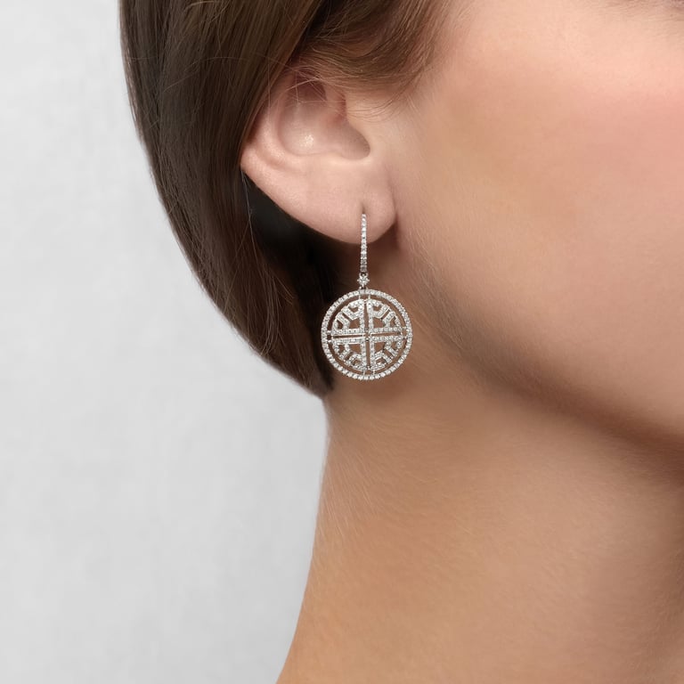 Century Ohrschmuck aus 18 Kt Weißgold mit Diamanten, am Ohr getragen