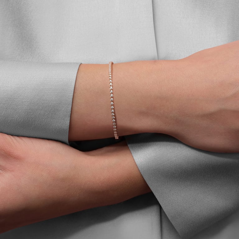 Rivière Brillant Armband aus 18 Kt Roségold mit Diamanten, am Handgelenk getragen