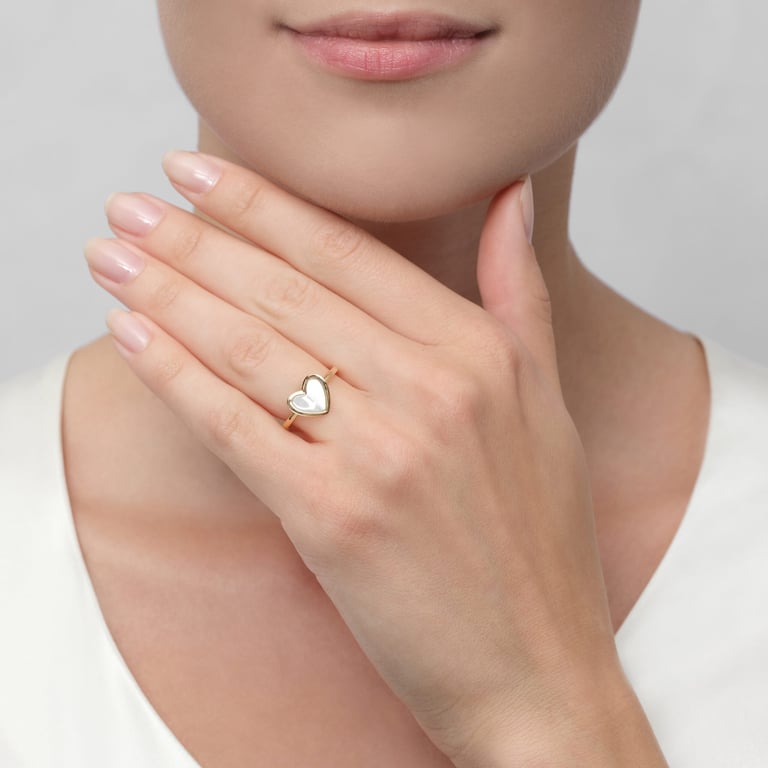 Heart Mother of Pearl Ring aus 18 Kt Roségold mit Perlmutt, an einer Hand getragen