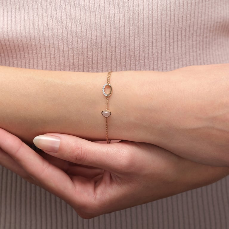 Balou & More Heart Armband aus 18 Kt Roségold mit Diamanten und Rosenquarz, am Handgelenk getragen