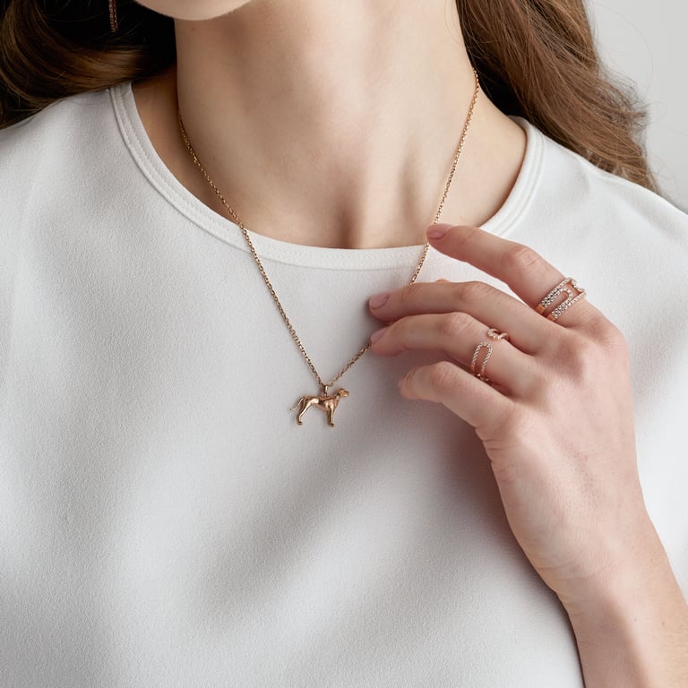 Walk my Love Halsschmuck aus 18 Kt Roségold mit Diamanten, am Hals getragen