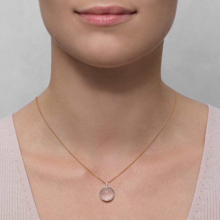Balou Wave & Diamonds Halsschmuck aus 18 Kt Roségold mit Diamanten und Rosenquarz, am Hals getragen