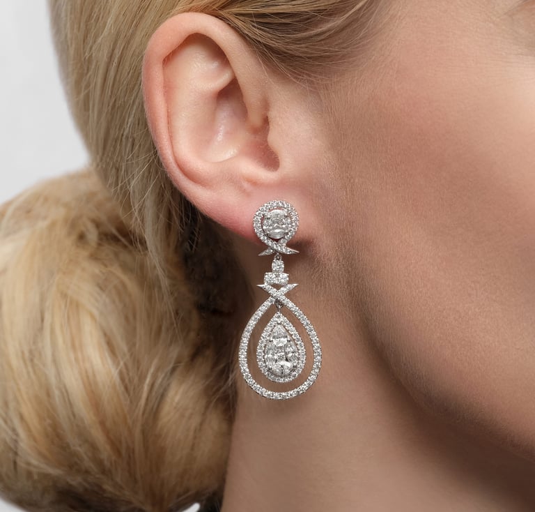 Secrets Glory Ohrschmuck aus 18 Kt Weißgold mit Diamanten, am Ohr getragen
