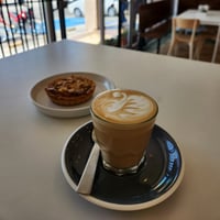 Artisan Coffee Shops & Local Cafés