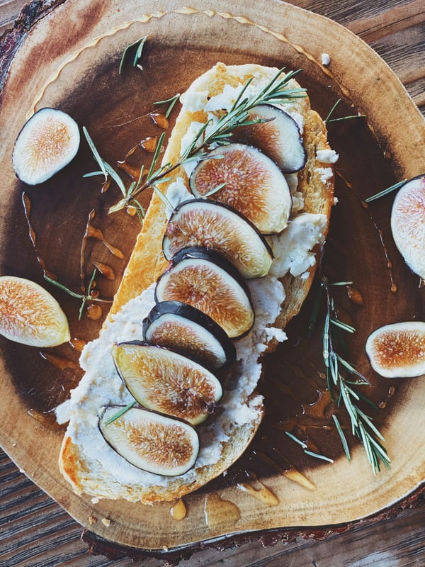 Toast with queso and dates