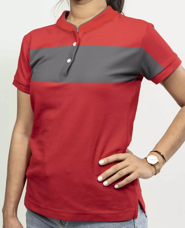 Camisa blanca con bolsas rojas