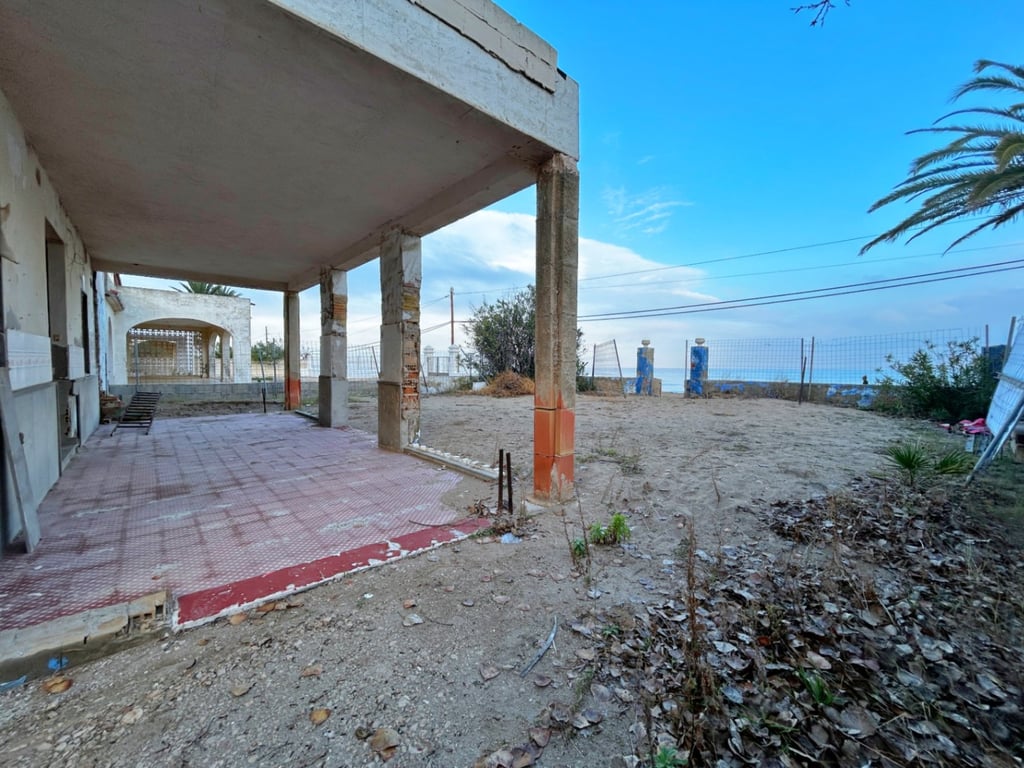 ¡Oportunitat Única! Villa Primera Línea de Mar, Sense Llei de Costes a Platja Blay Beach (Dénia) - Inversió Exclusiva - 9