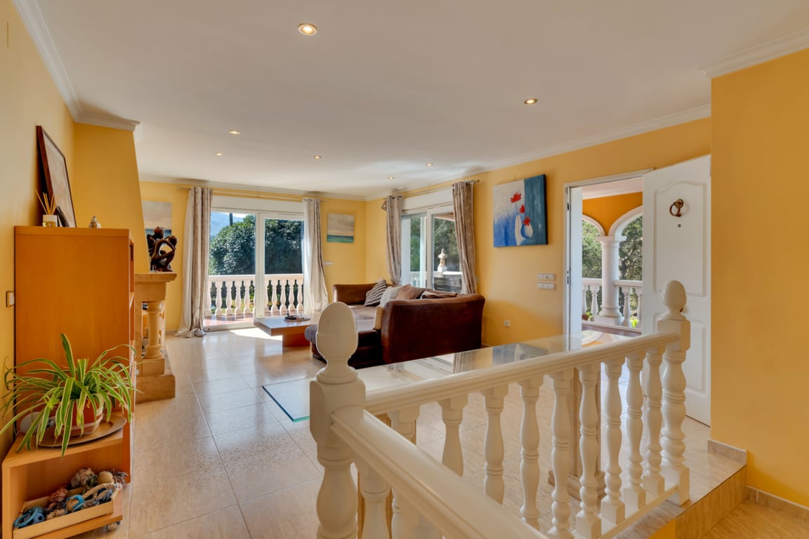 Villa en una excepcional zona tranquila, con vistas abiertas y gran potencial - 12