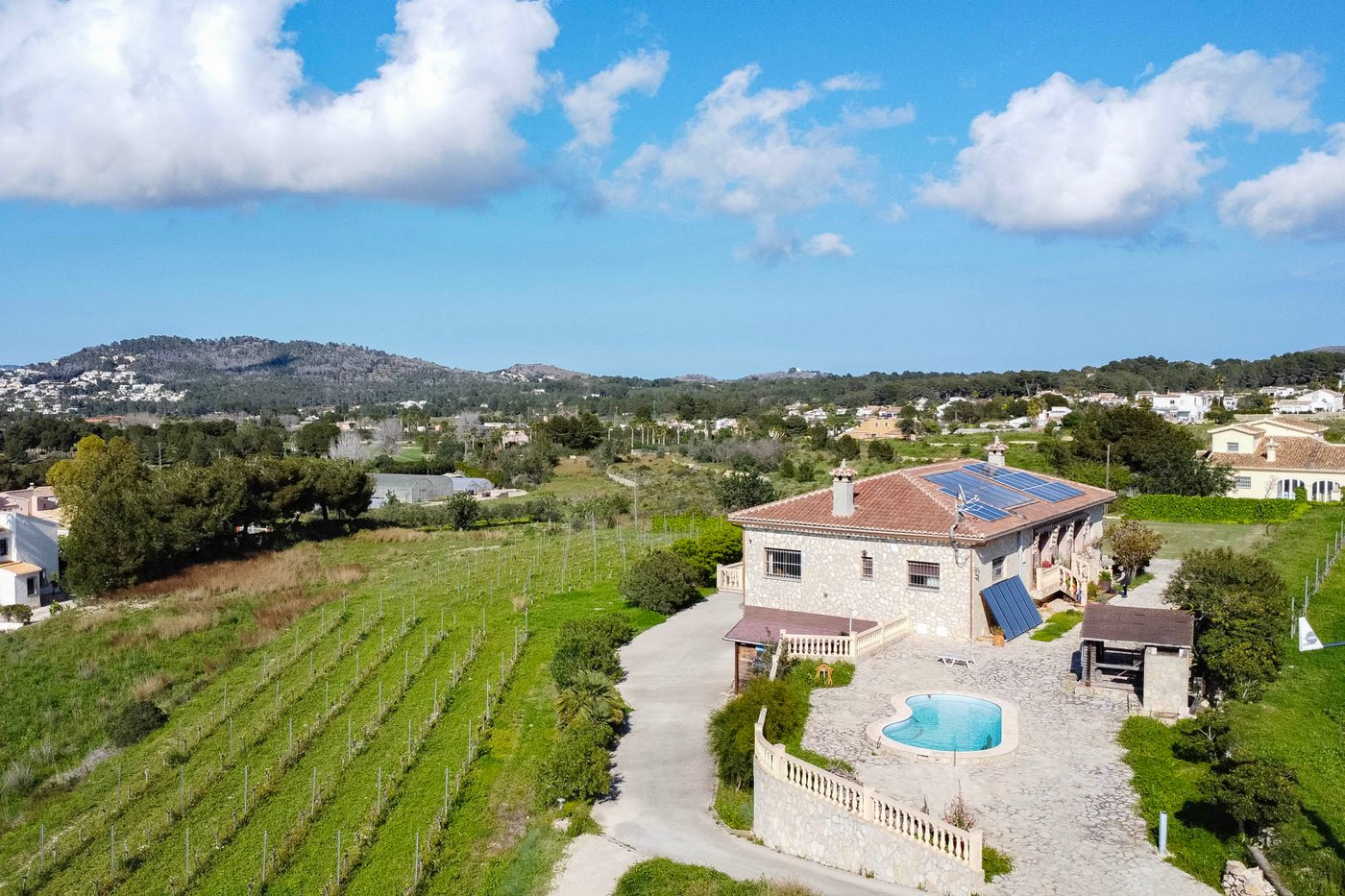 Villa mediterránea con viñedo, piscina y vistas panorámicas al Montgó