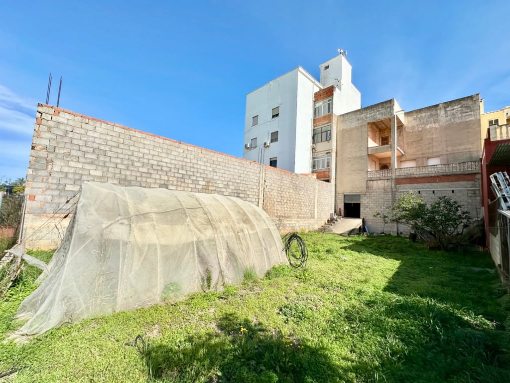 Oportunitat: Edifici amb Jardí de 180 m² i Terrassa amb Vistes al Mar - 4