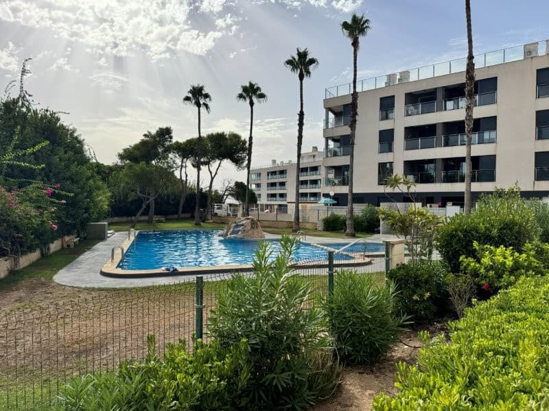 Gelijkvloers appartement met 3 slaapkamers, terras en gemeenschappelijk zwembad in La Mata