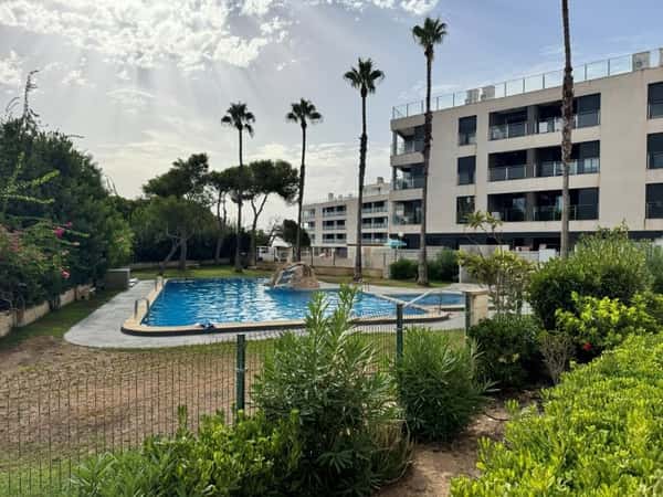 Gelijkvloers appartement met 3 slaapkamers, terras en gemeenschappelijk zwembad in La Mata