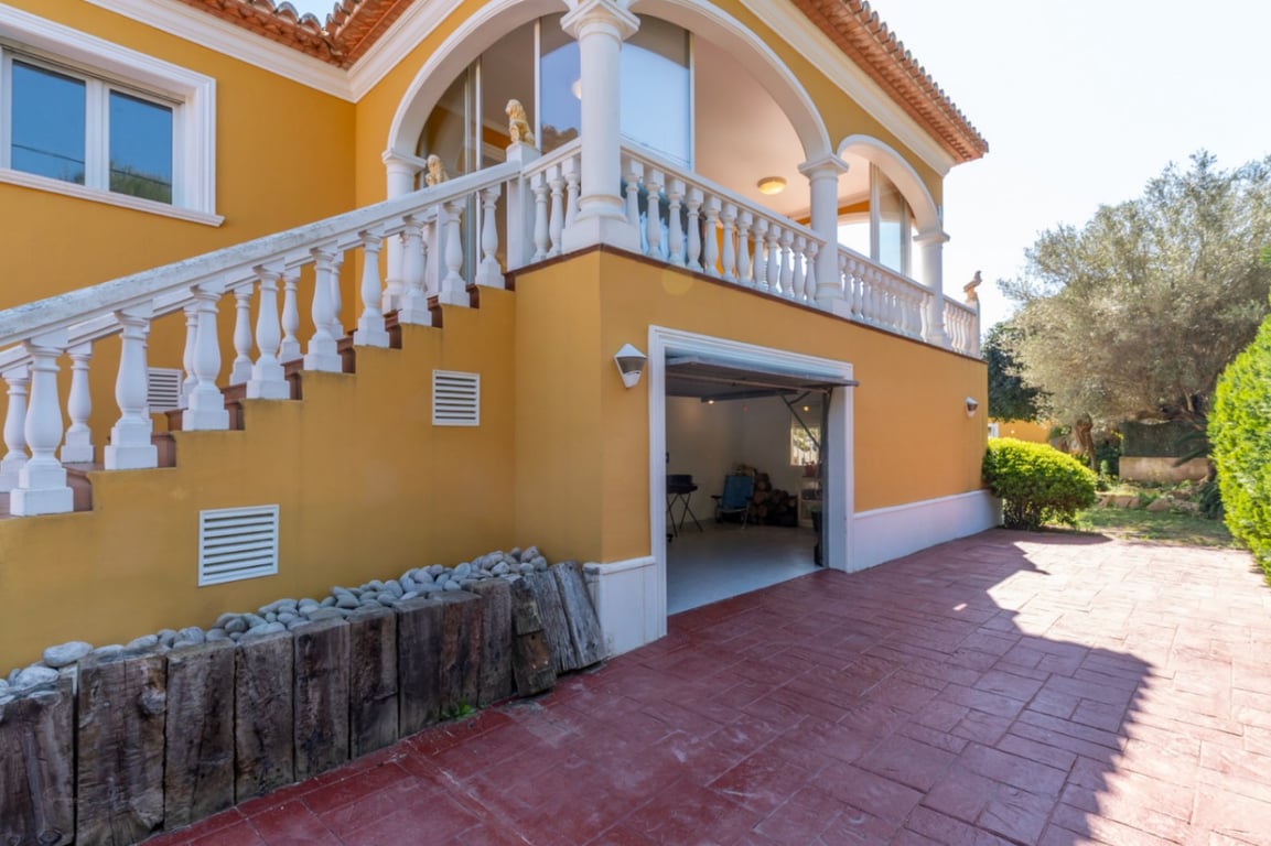 Villa en una excepcional zona tranquila, con vistas abiertas y gran potencial - 29