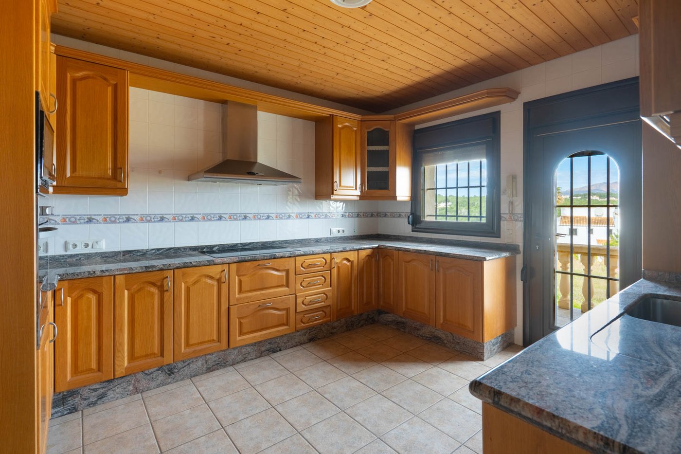 Villa mediterránea con viñedo, piscina y vistas panorámicas al Montgó
