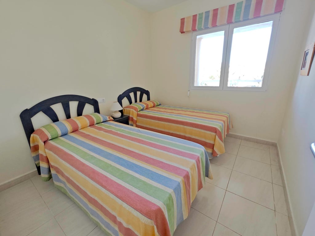 Apartamento 2 dormitorios con piscina al lado del mar, zona Las Brisas - 7