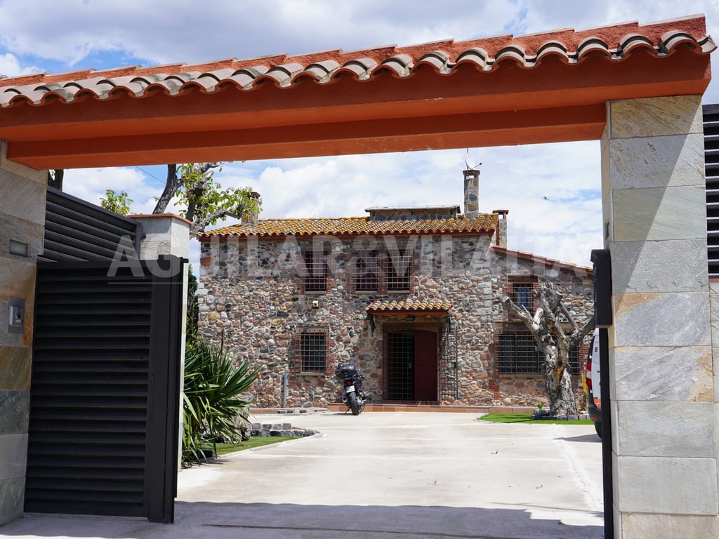 Masía con piscina, zona ecuestre y gran parcela en Granollers - 2
