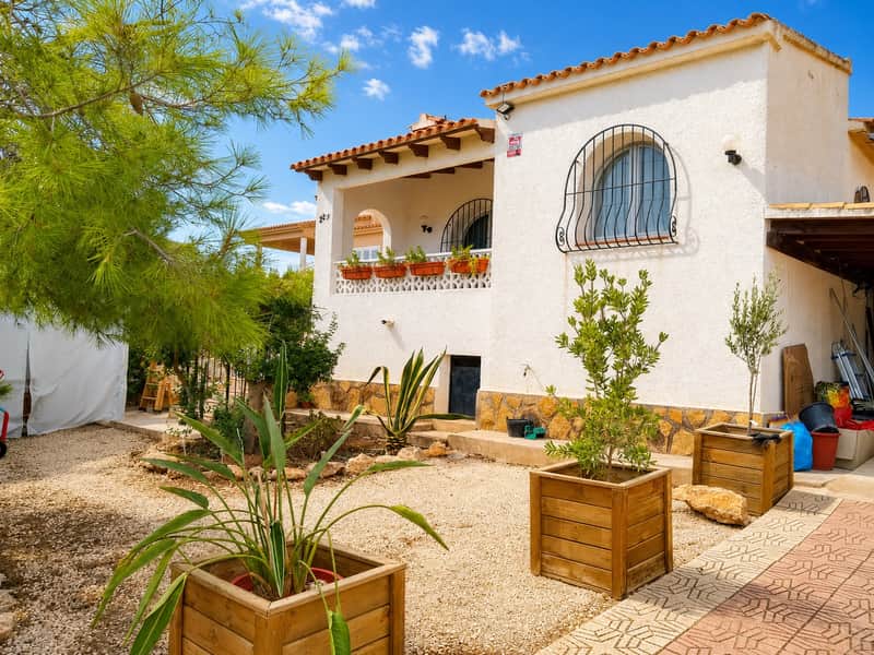 Charmante bungalow met privézwembad in Los Almendros, Calpe