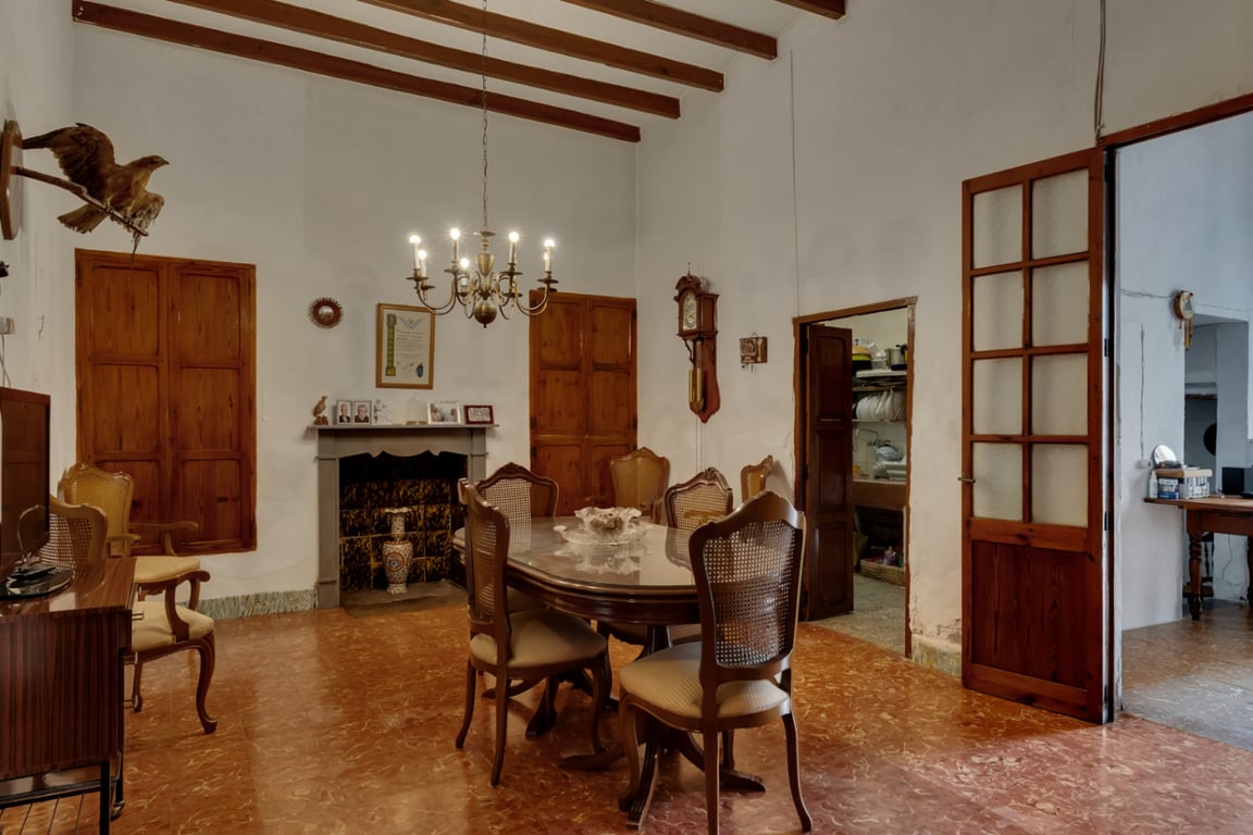 Casa de pueblo con garaje, espacioso patio interior y posibilidad de ampliar la propiedad - 3