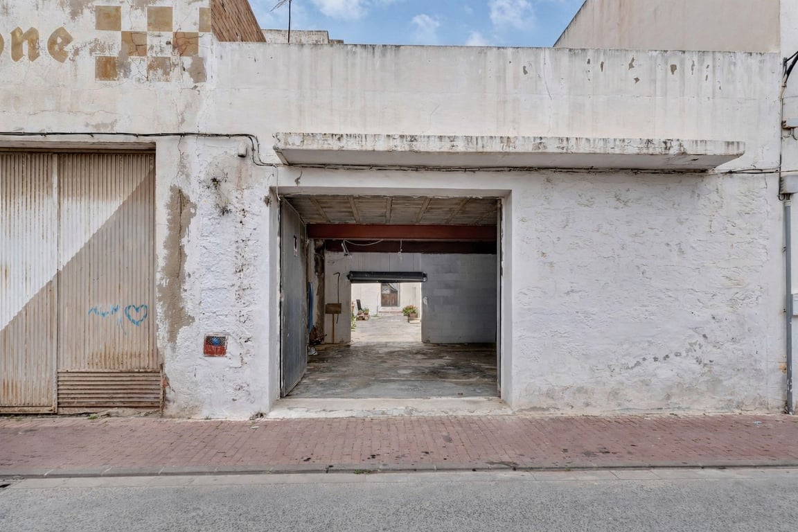 Casa de pueblo con garaje, espacioso patio interior y posibilidad de ampliar la propiedad - 22