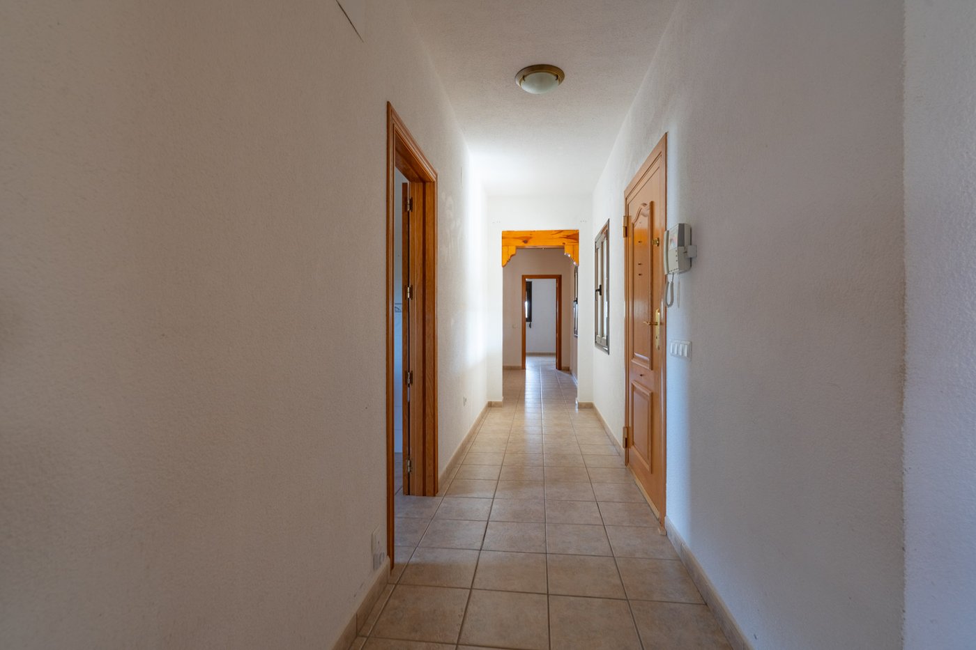 Villa mediterránea con viñedo, piscina y vistas panorámicas al Montgó